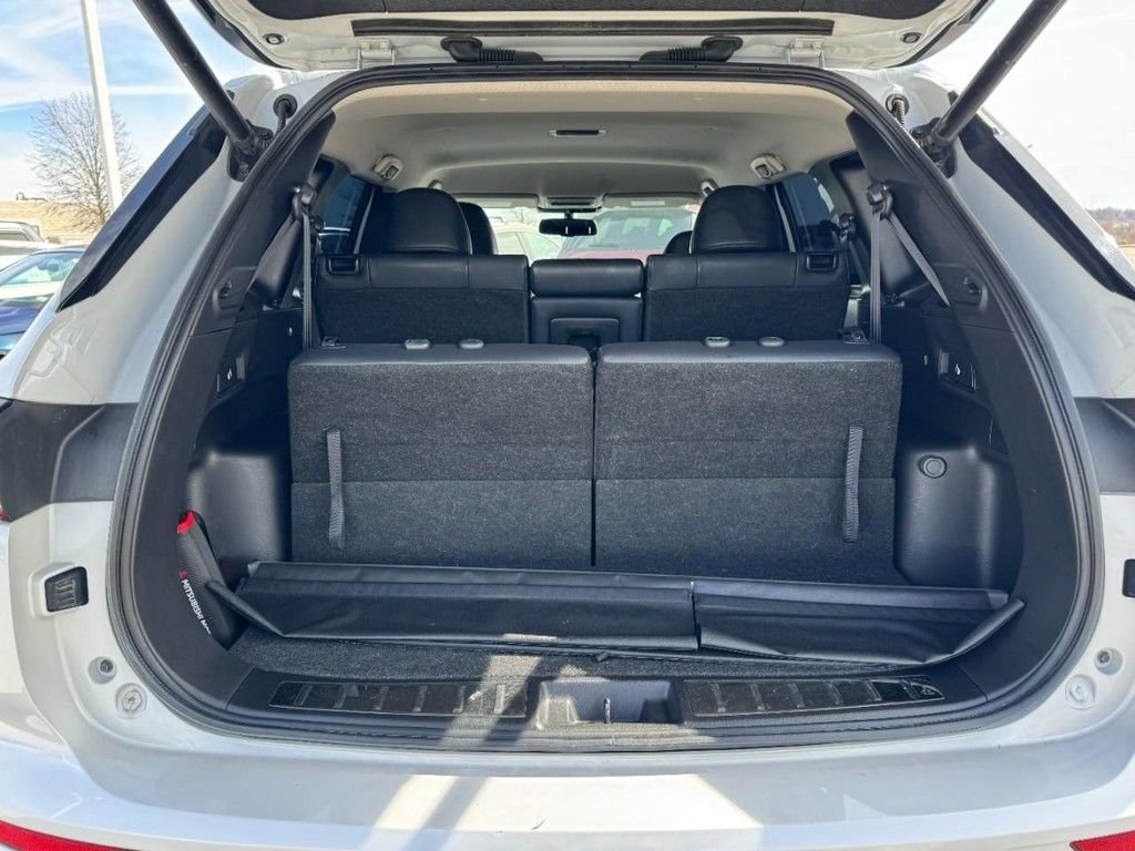 Used 2022  Mitsubishi SEL image 6