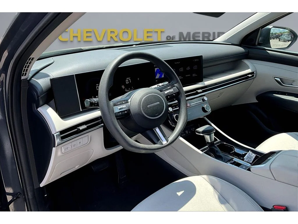 Used 2025  Hyundai SEL image 12