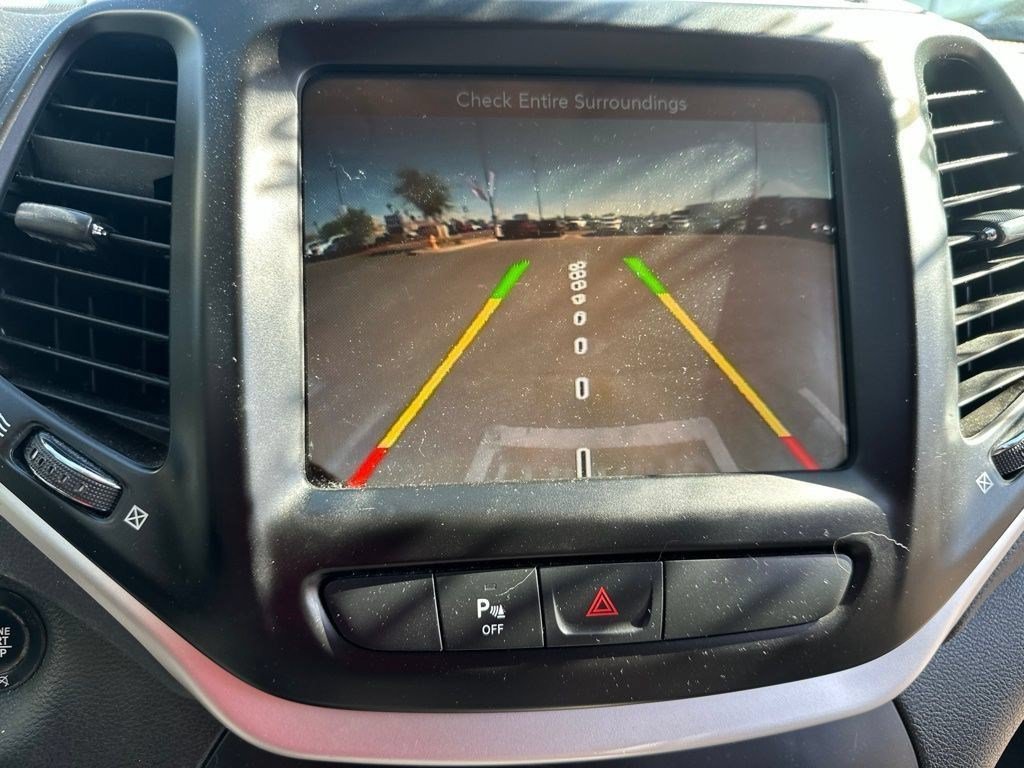 Used 2018 Gray Jeep Latitude Plus FWD image 11