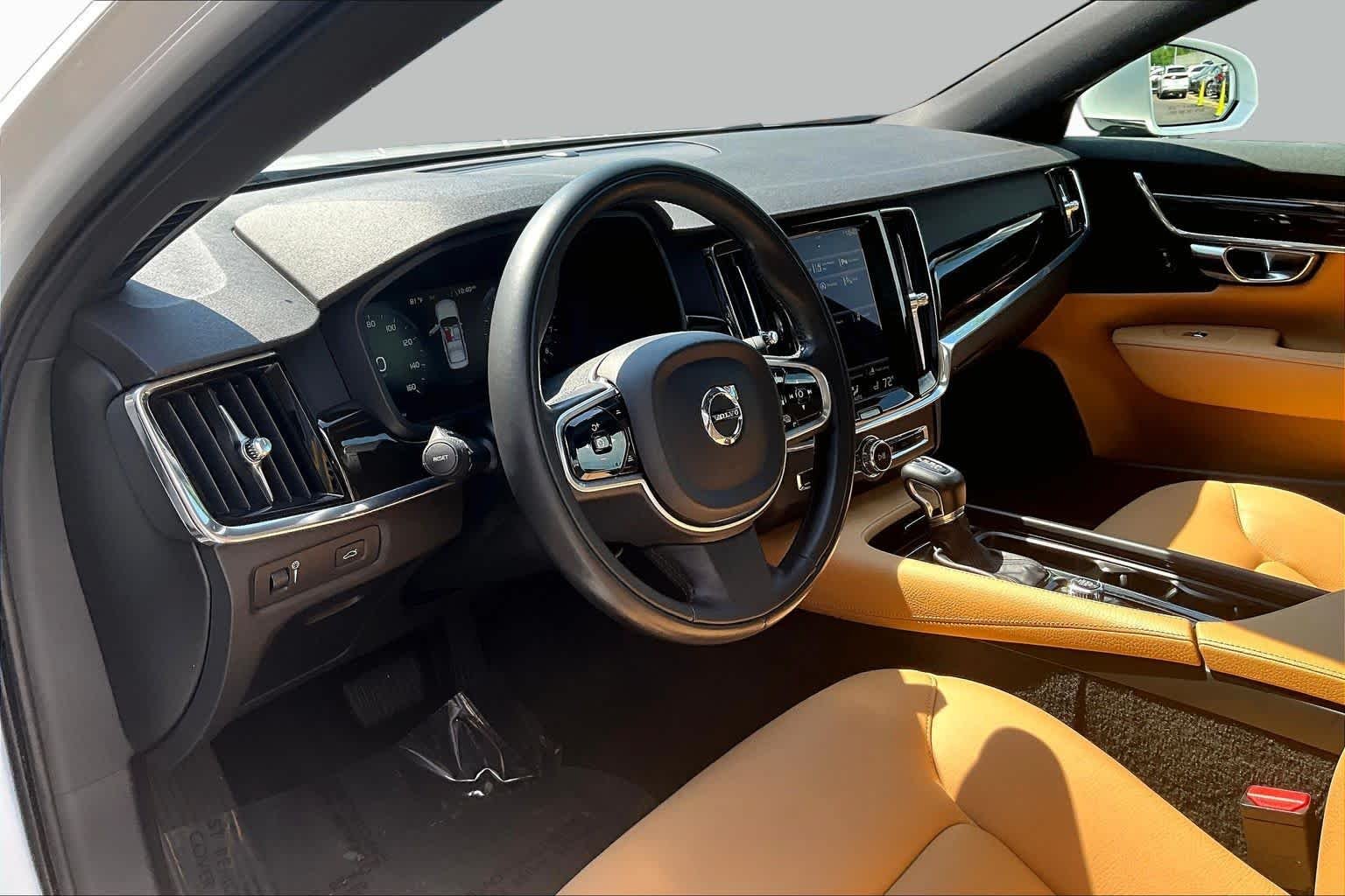 Used 2018 Crystal White Pearl Metallic Volvo Momentum image 18