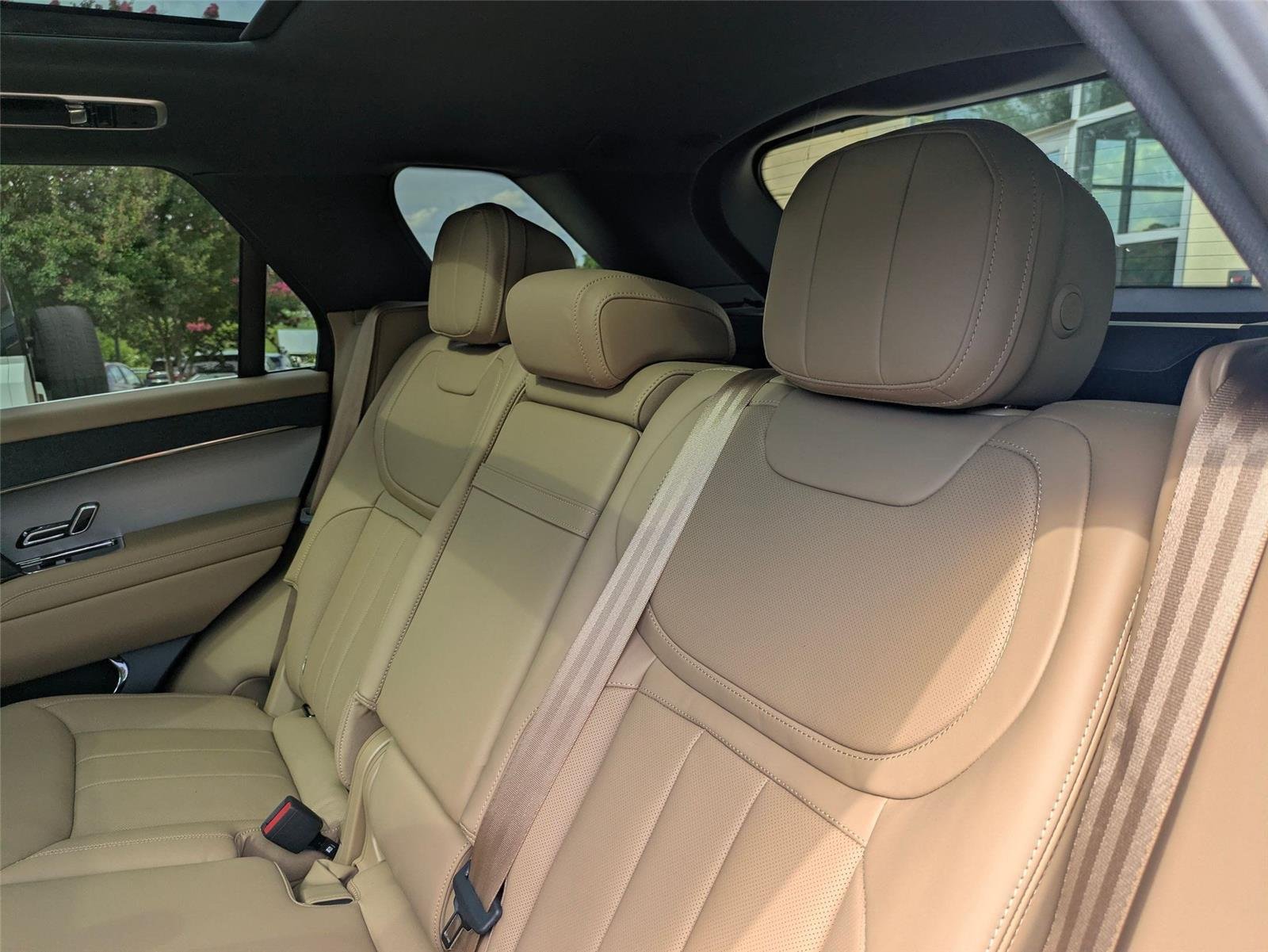 New 2026 Fuji White Land Rover SE image 28