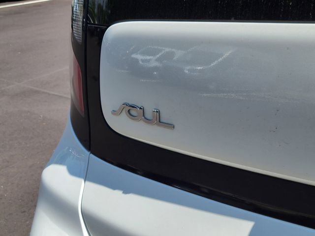 Used 2018 White Kia Base image 25