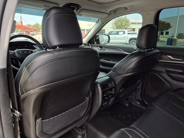 Used 2024 Diamond Black Crystal Pearlcoat Jeep Limited image 16