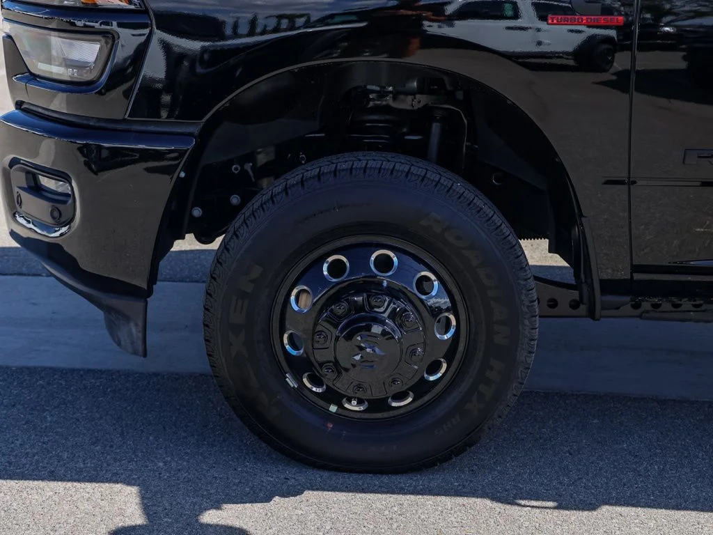 New 2026 Diamond Black Crystal Pearl-Coat Exterior Paint RAM Big Horn Night Edition image 11