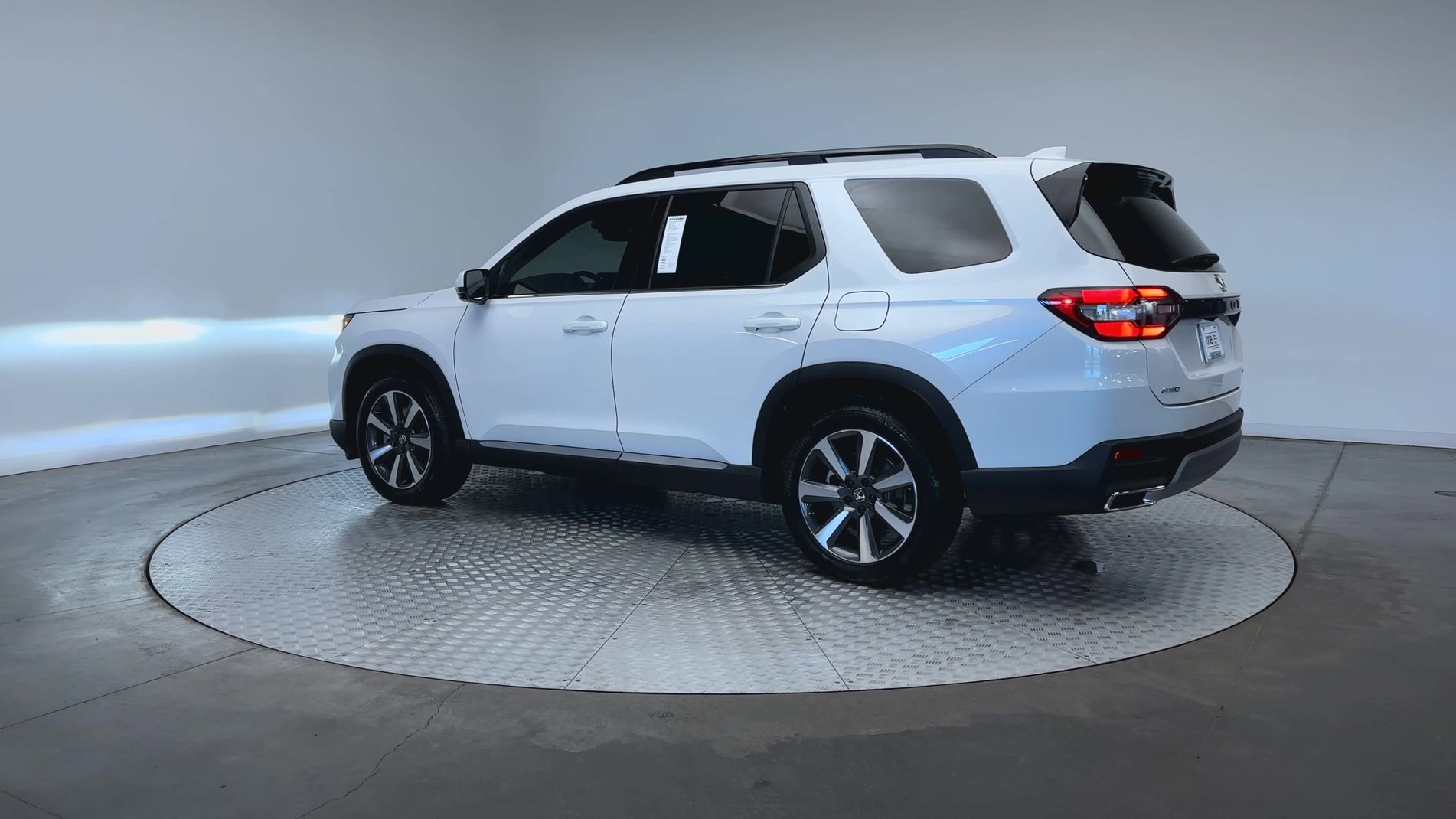 Used 2023 Platinum White Pearl Honda Touring image 6