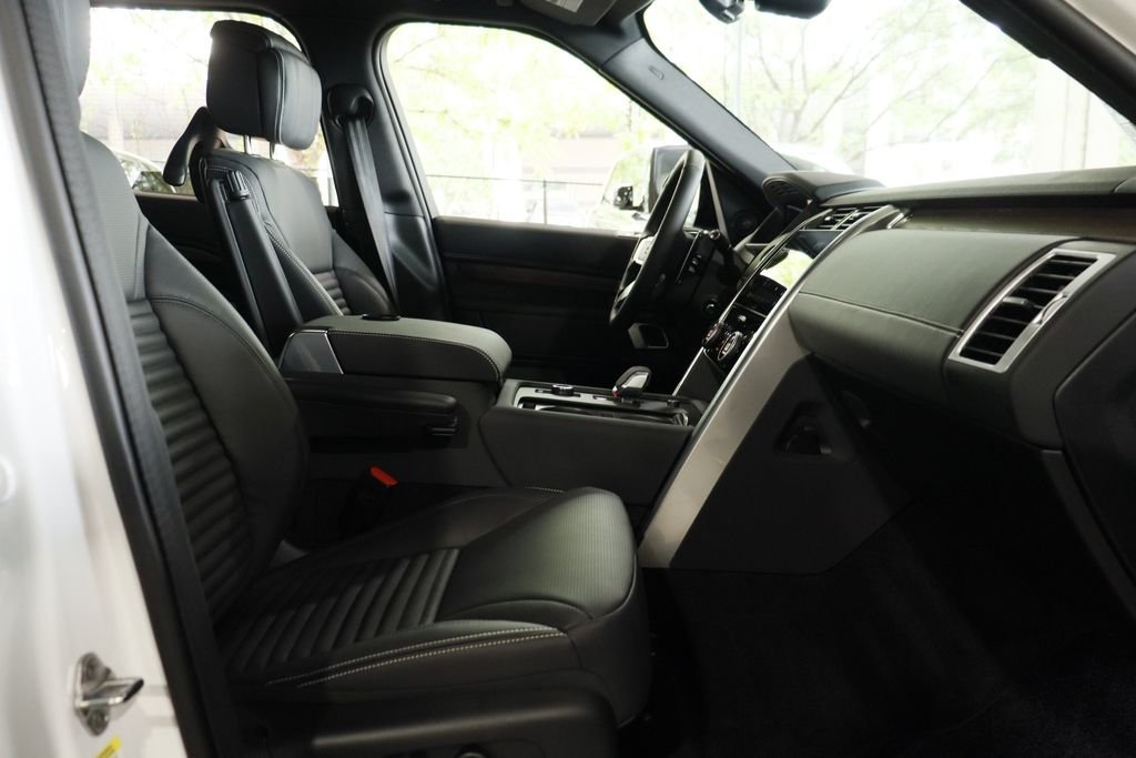 New 2026 Fuji White Land Rover Dynamic SE image 13