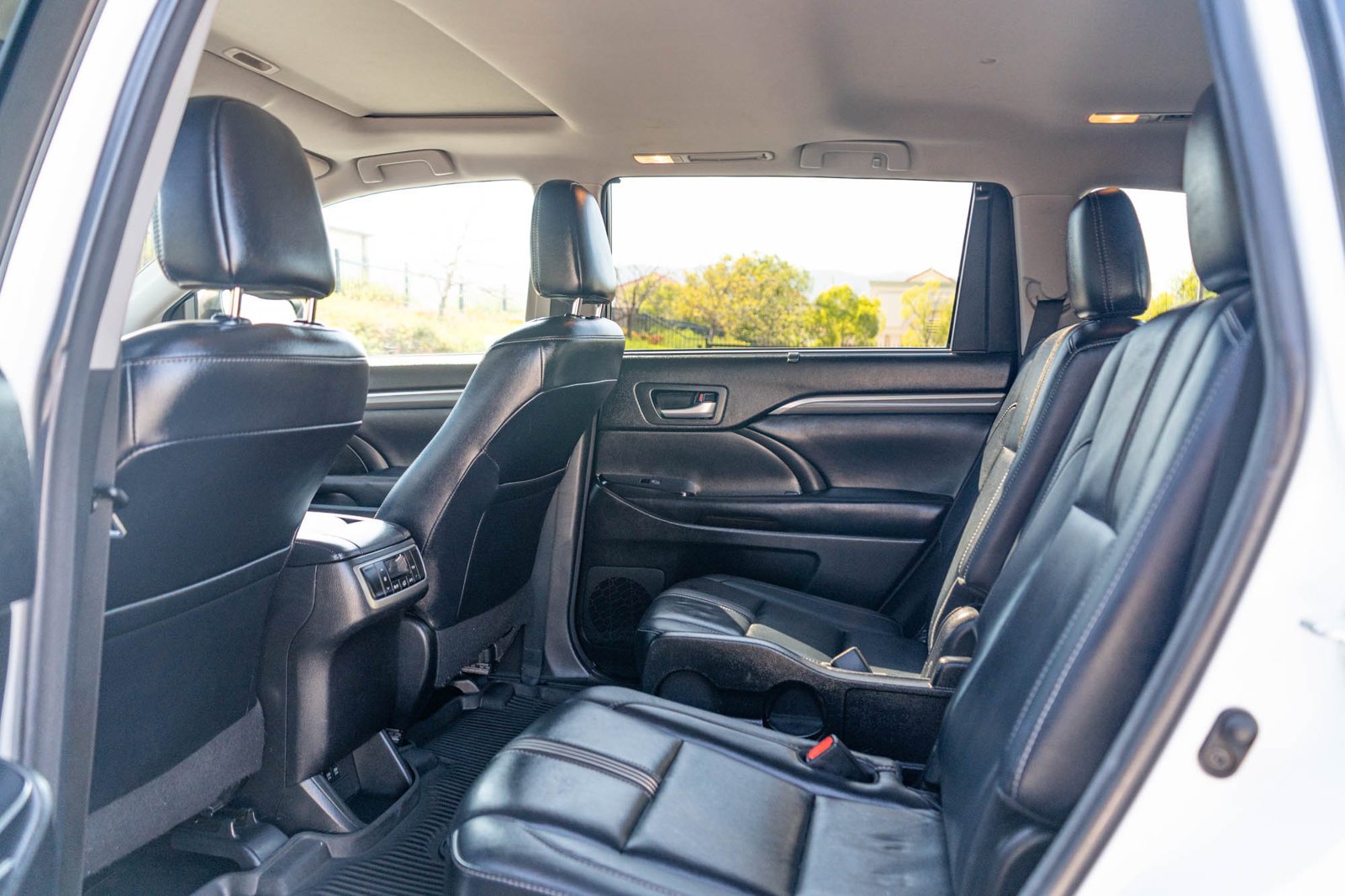 Certified Used 2018 Blizzard Pearl Toyota SE image 9