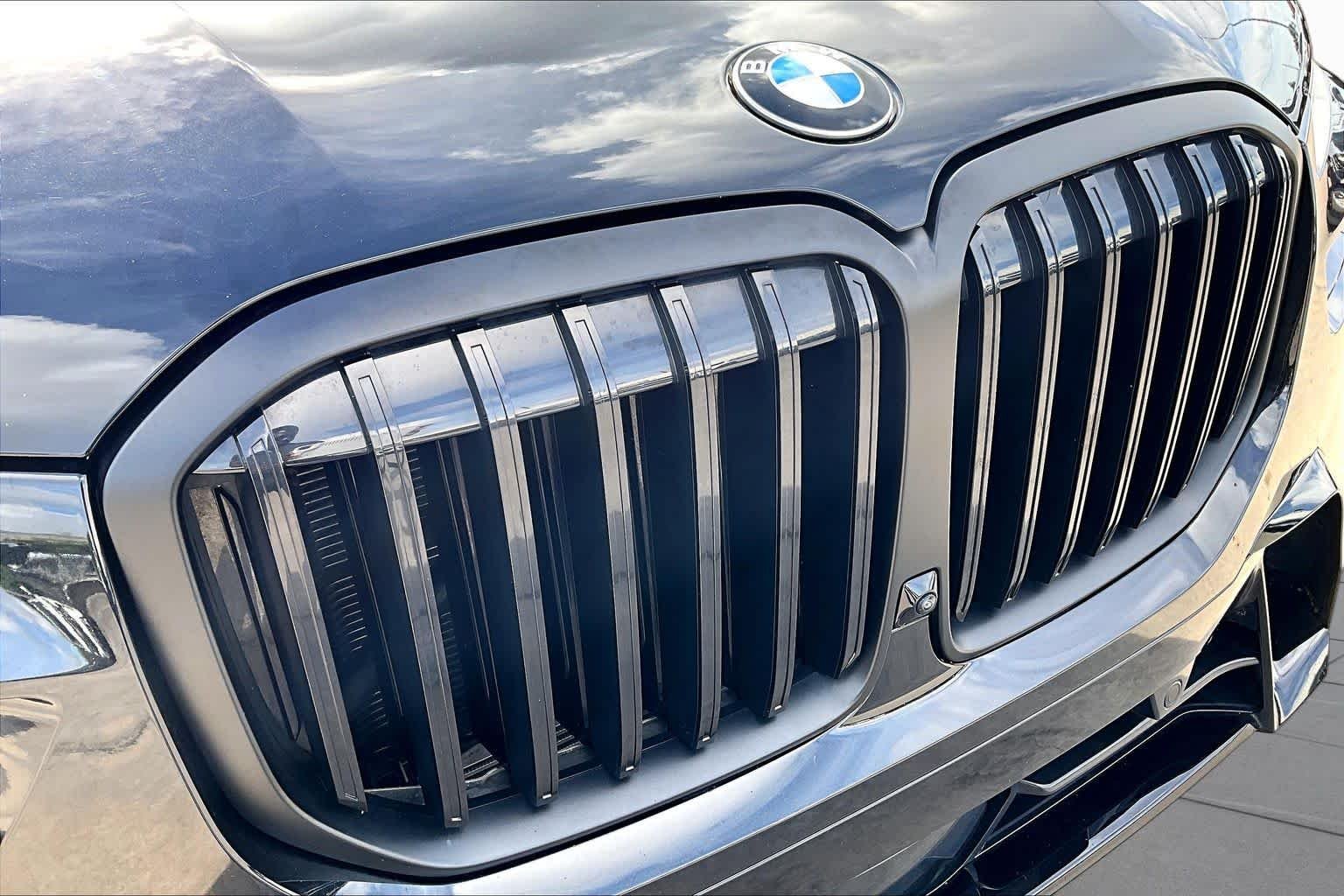 Used 2025 Black Sapphire Metallic BMW xDrive40i image 30