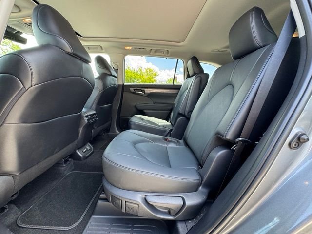 Used 2025  Toyota Platinum image 38