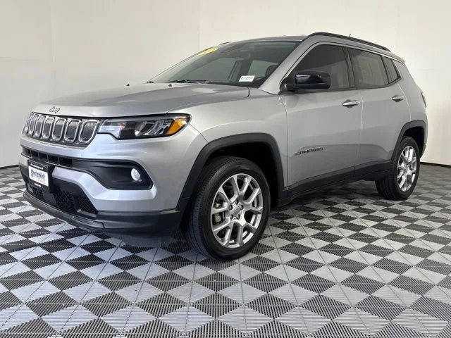 Used 2022  Jeep Latitude Lux image 2