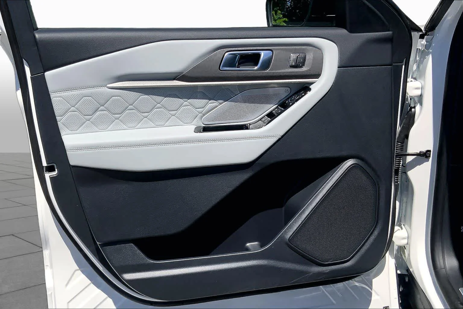 New 2026 Star White Metallic Tri-Coat Ford Platinum™ image 11