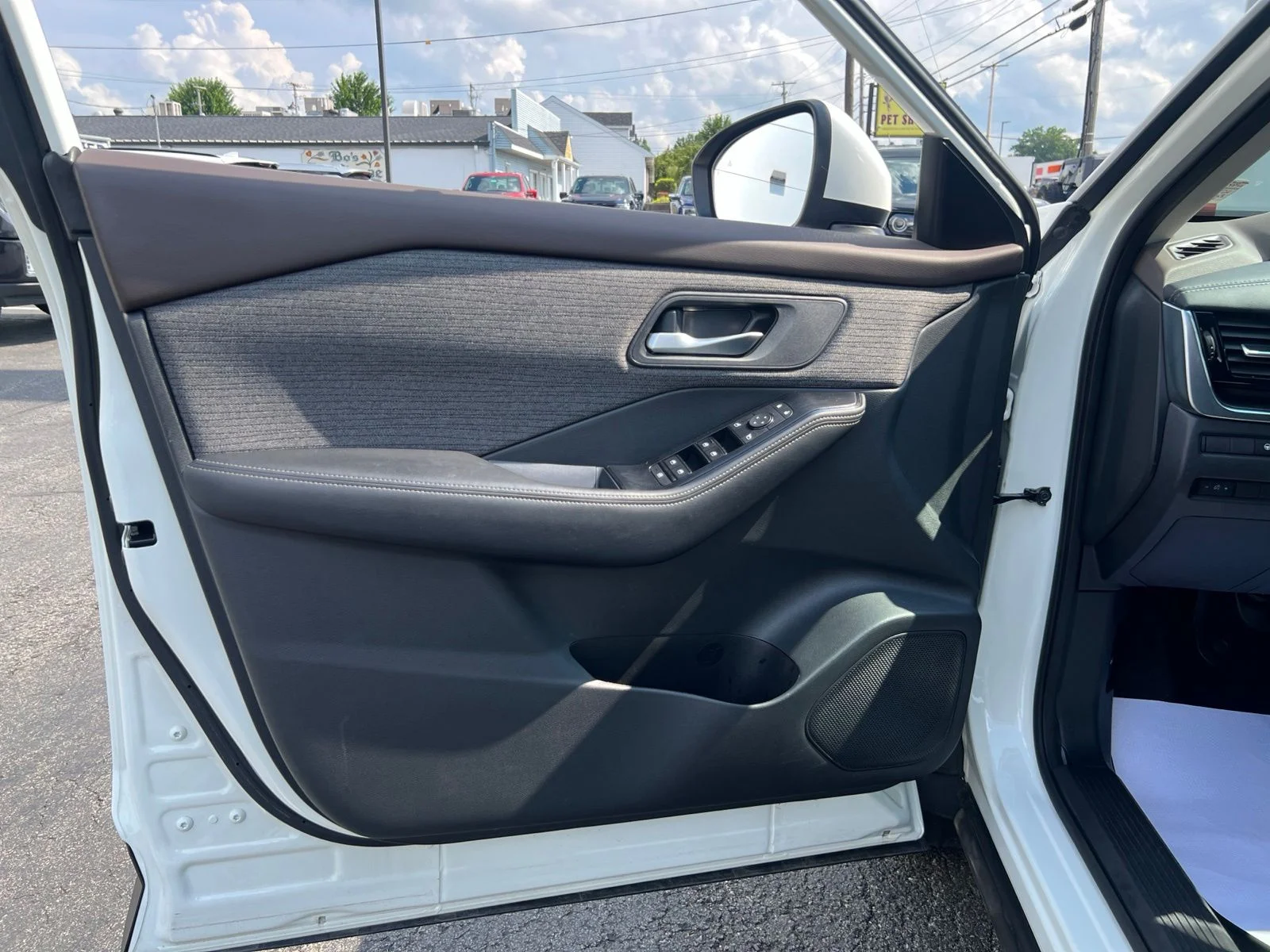 Used 2022 White Nissan SV image 20
