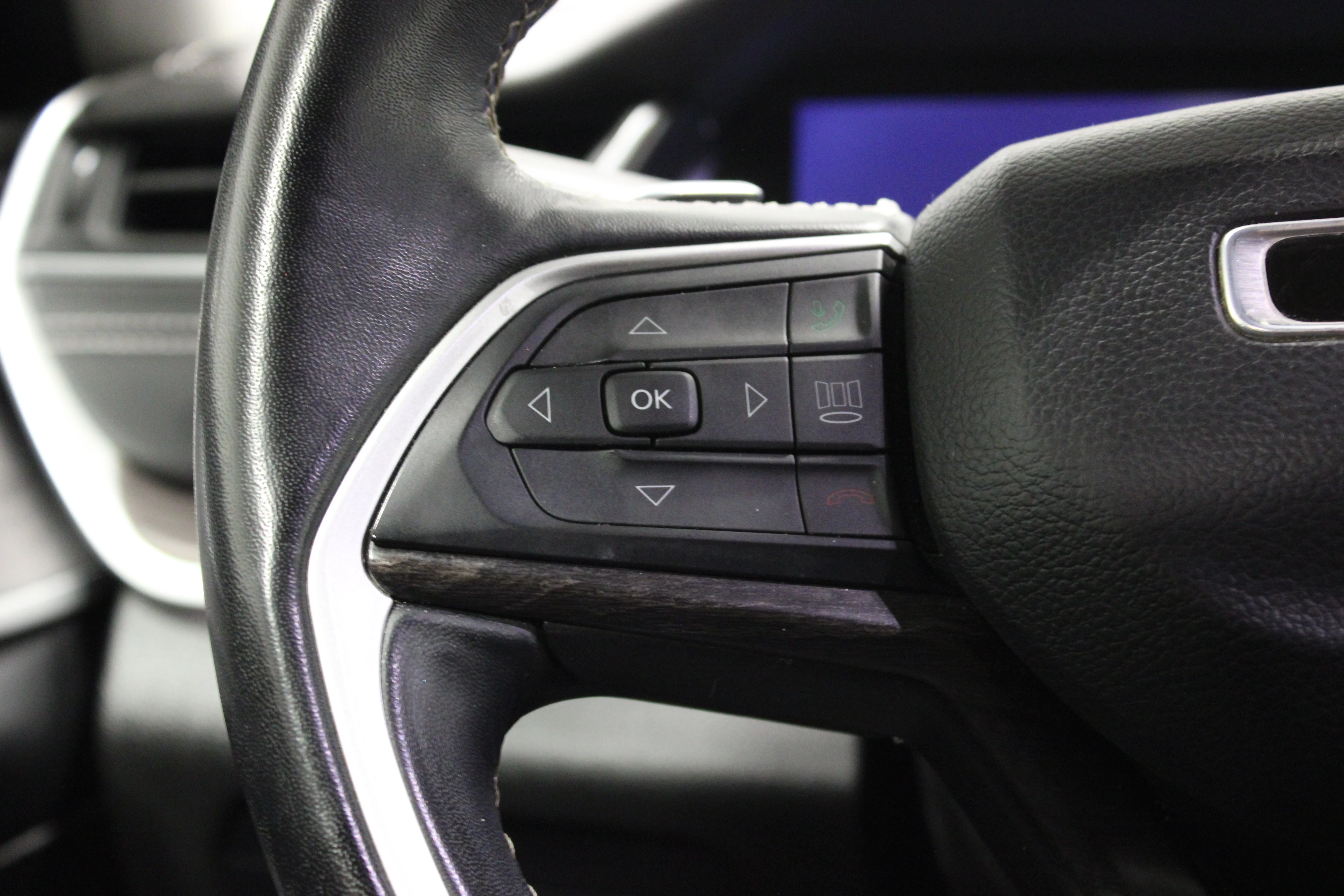 Used 2022 Diamond Black Crystal Pearlcoat Jeep Limited image 22