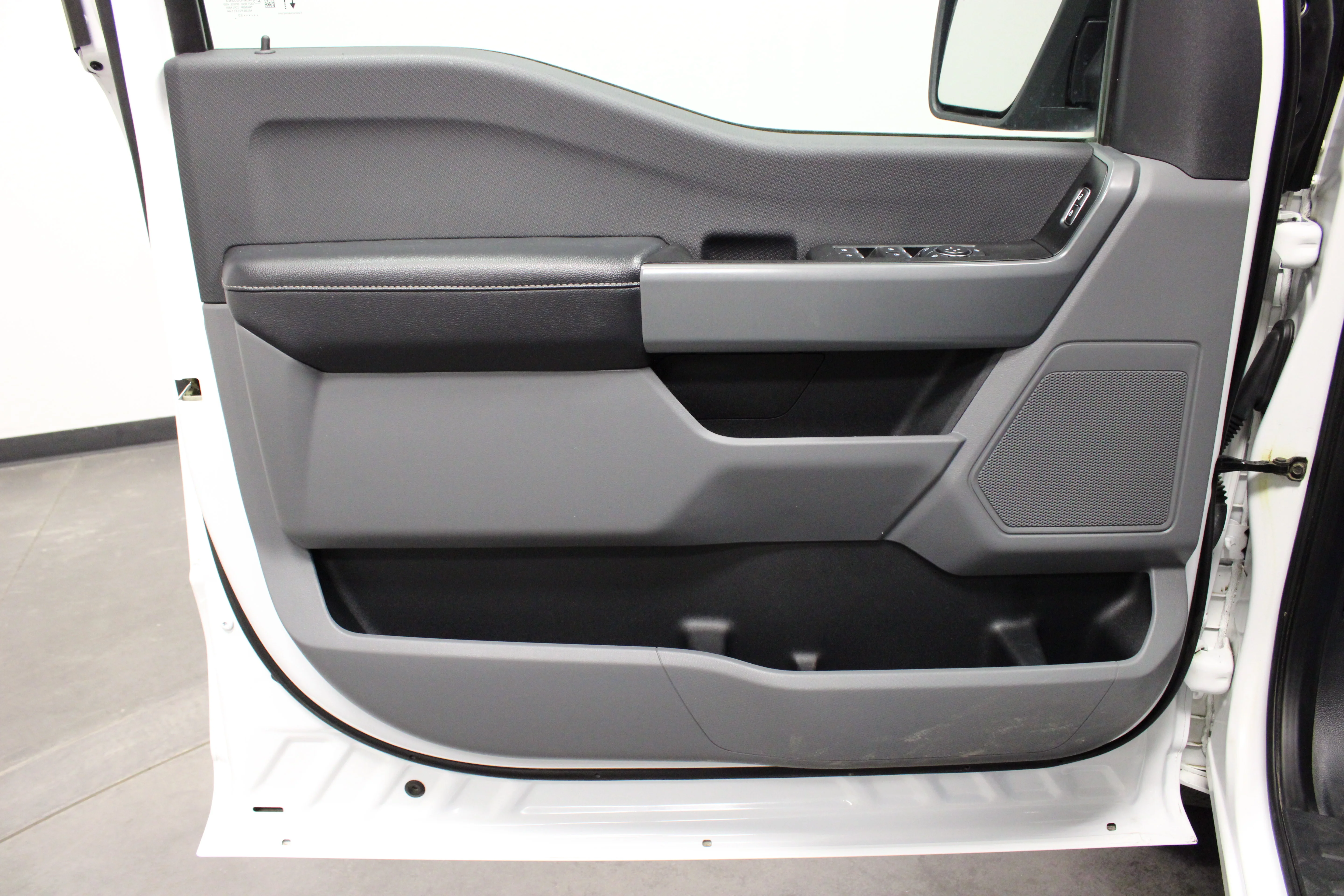 Used 2023 Oxford White Ford XLT image 18