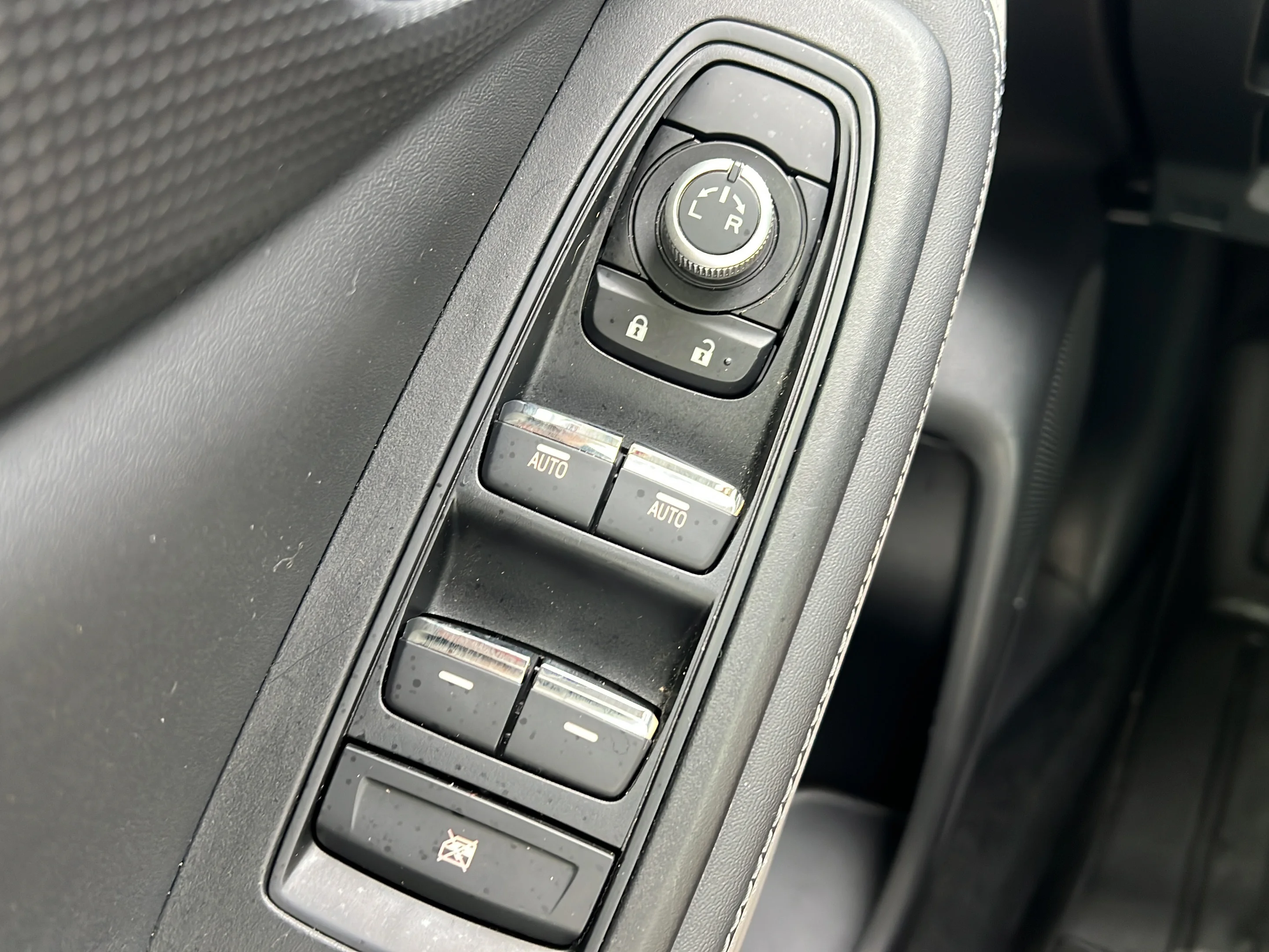 Used 2022 Crystal White Pearl Subaru Limited image 22
