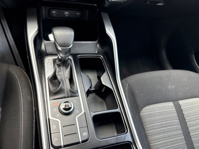Used 2022 Sparkling Silver Kia LX image 17