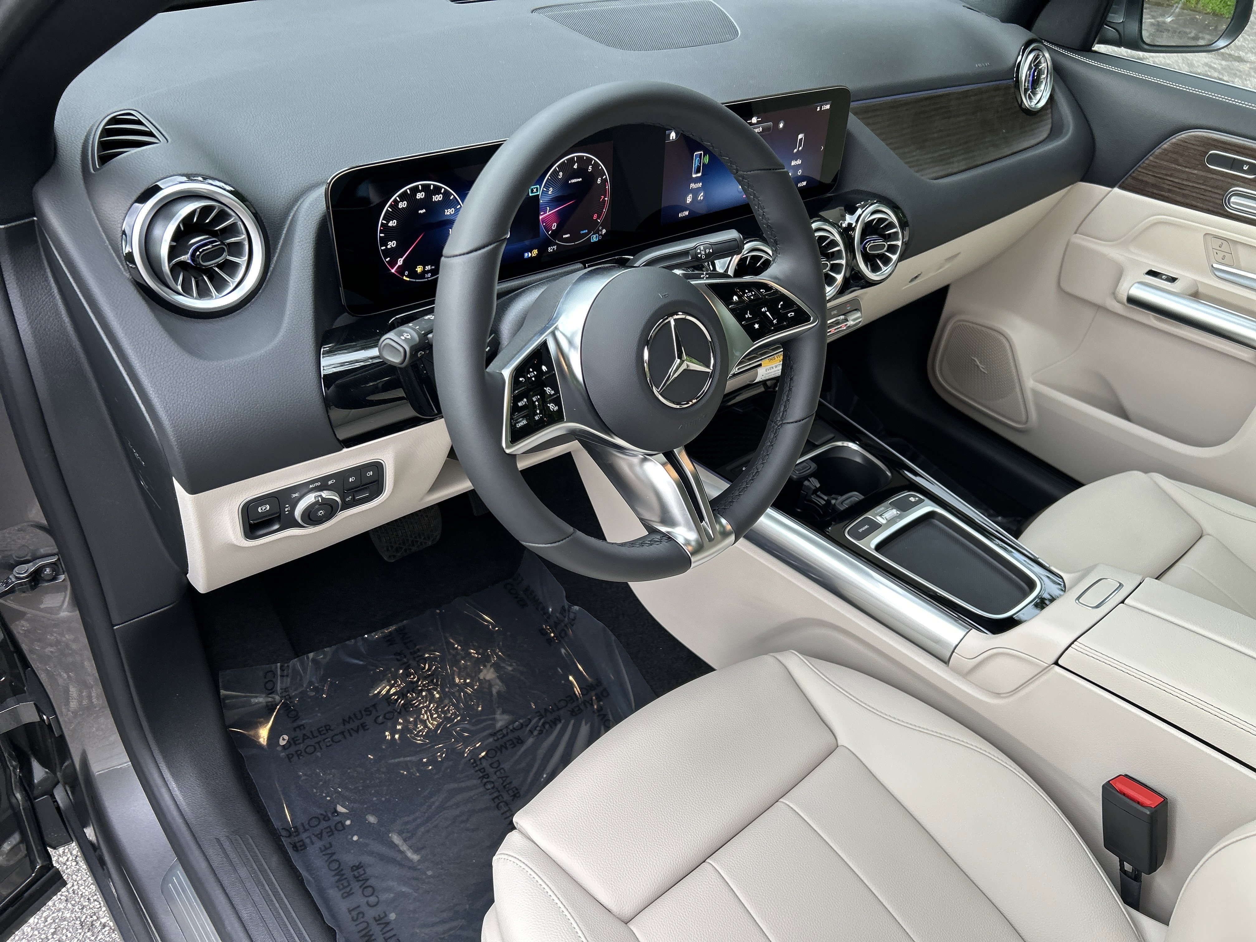 New 2026 Mountain Grey Metallic Mercedes-Benz GLA 250 SUV image 17