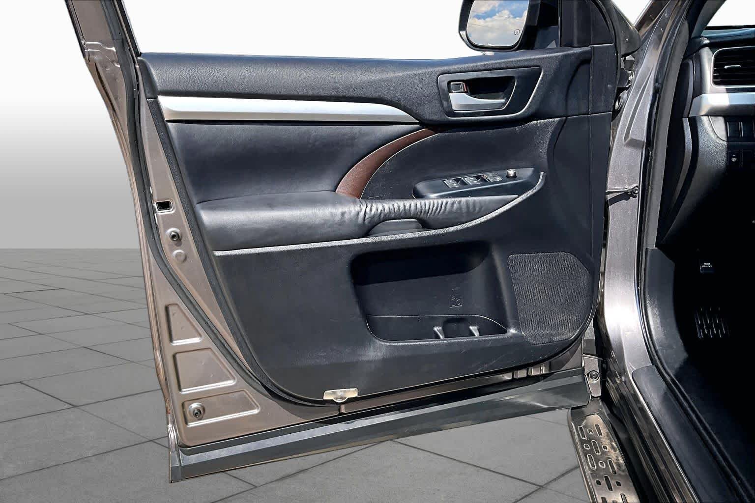 Used 2015 Predawn Gray Mica Toyota XLE image 22