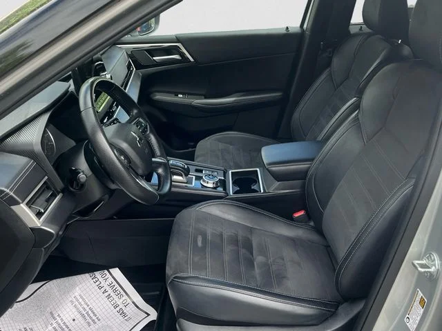 Used 2024 Silver Mitsubishi SE Black Edition image 9