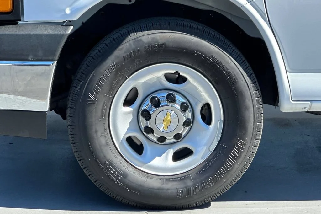 2024 Chevrolet Express Passenger LT - Photo 26