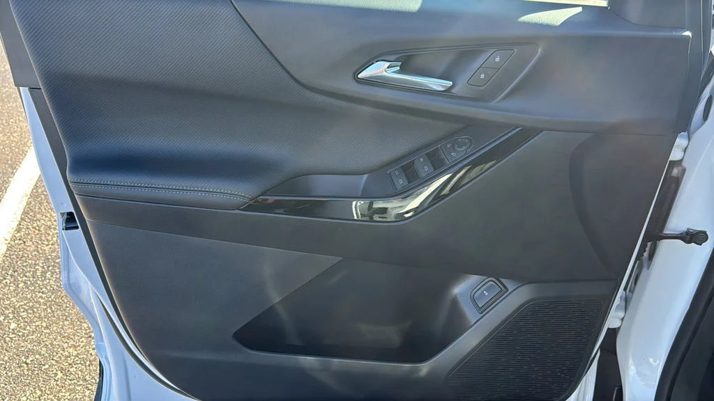 New 2027 Summit White Chevrolet LT image 19