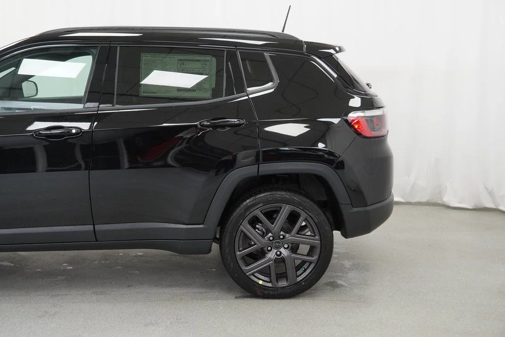 New 2026 Diamond Black Crystal Pearlcoat Jeep Latitude image 16