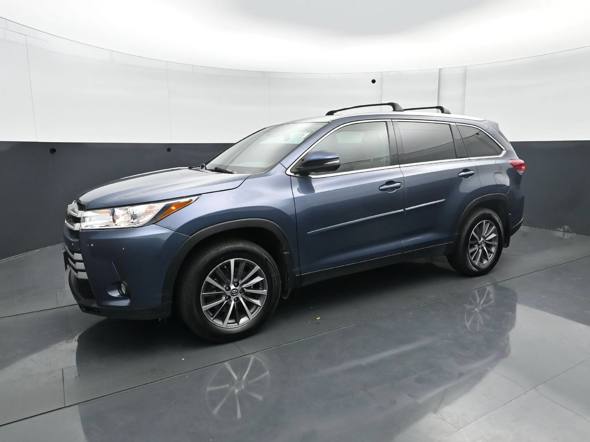 Used 2019  Toyota SE image 2