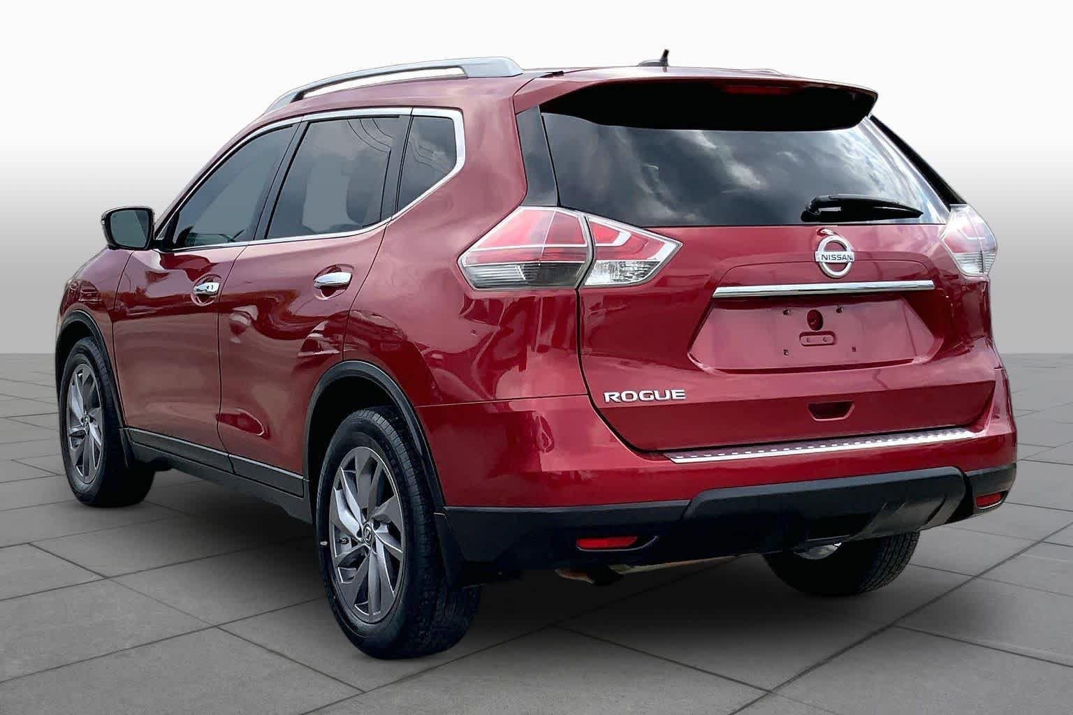 Used 2016 Cayenne Red Nissan SL image 12
