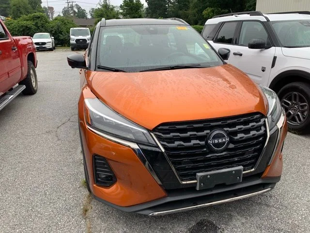 Used 2022 Orange Nissan SR image 3