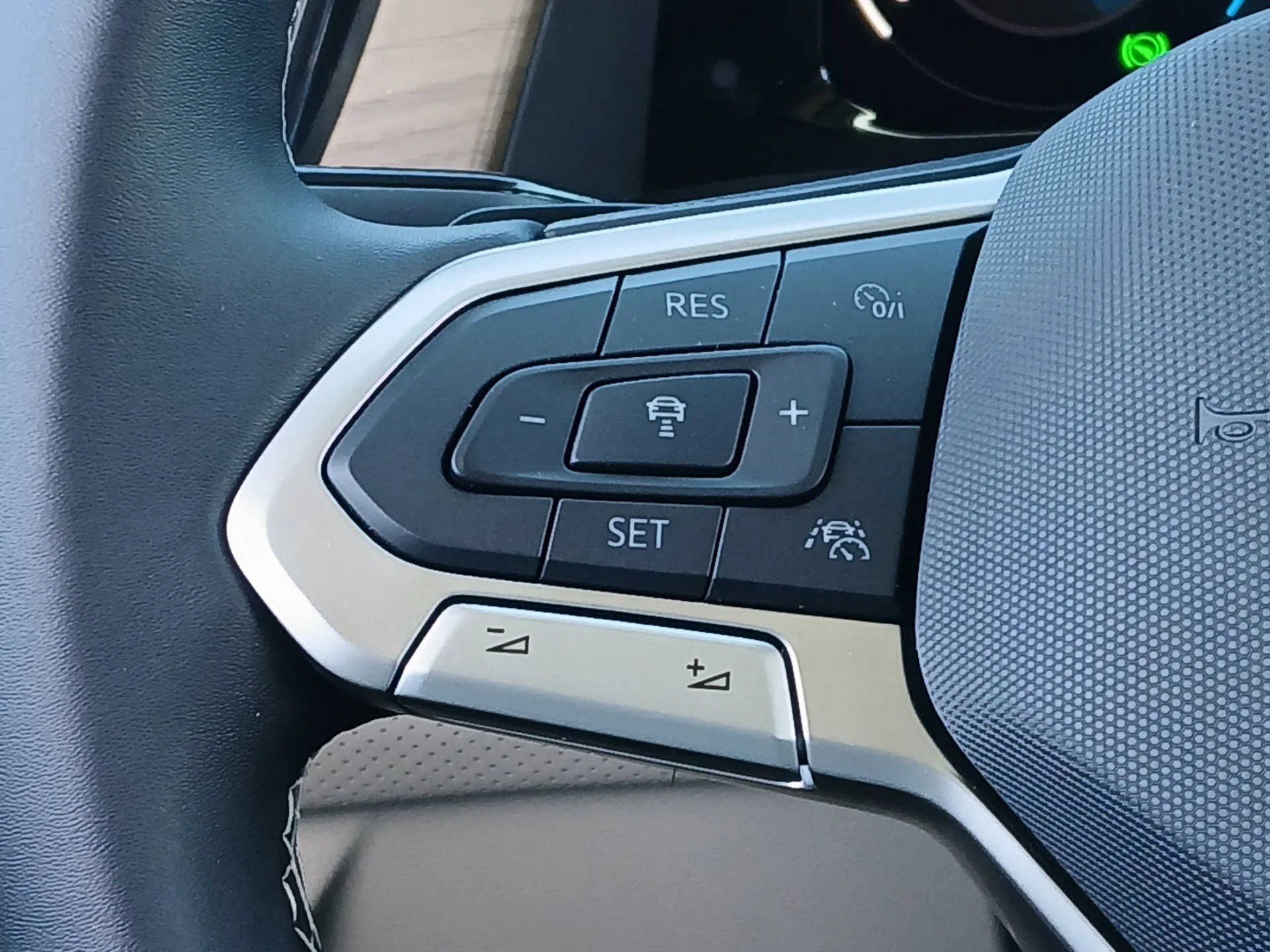 New 2026 Deep Black Pearl Volkswagen 2.0T SE W/TECHNOLOGY image 9