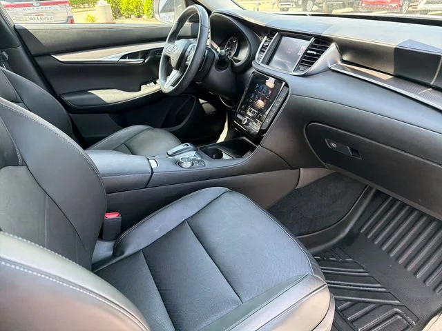 Used 2023 White INFINITI LUXE image 25