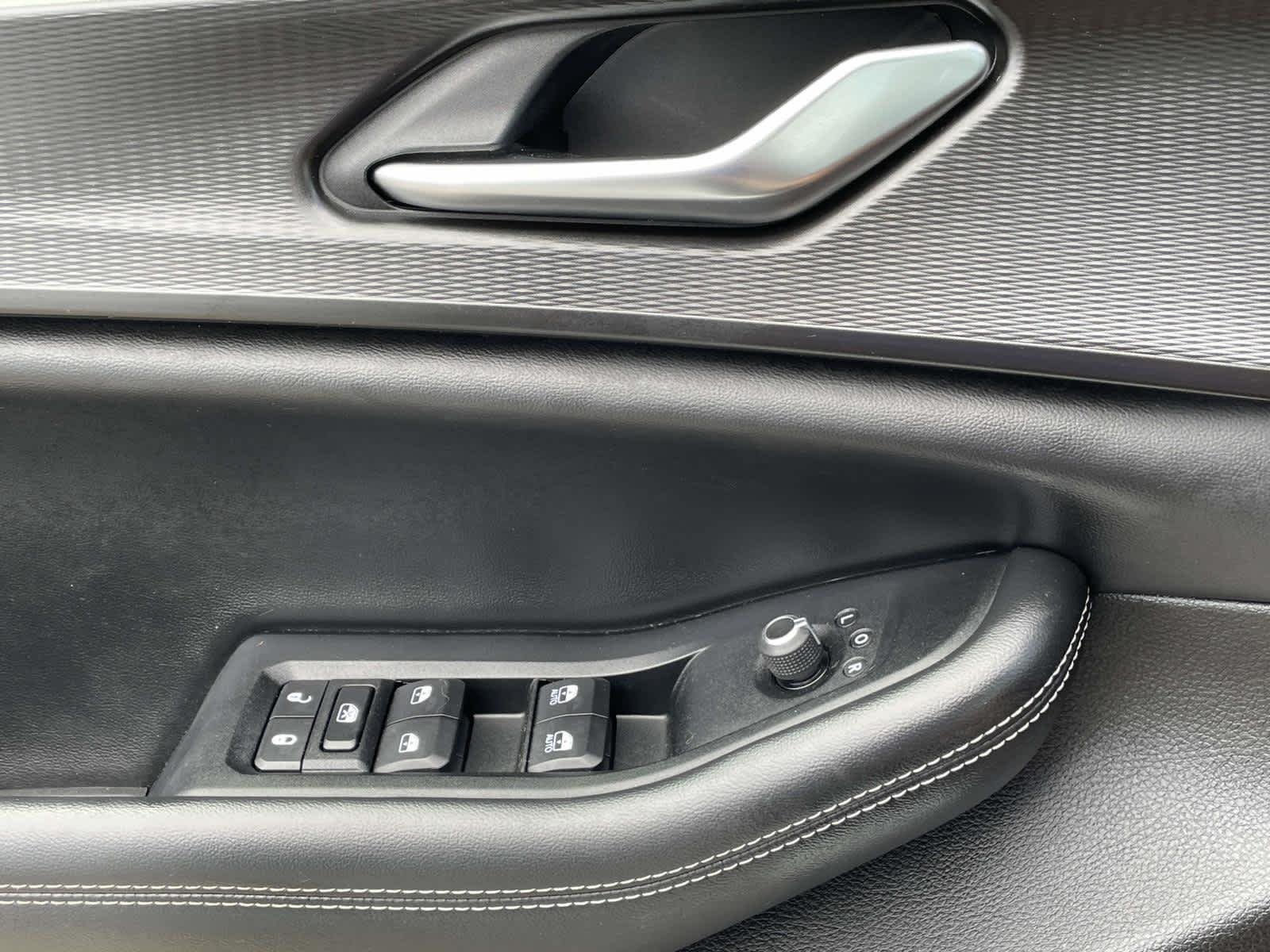 Used 2023 Whi/white Jeep Altitude image 31