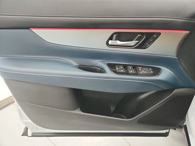 Used 2025 White Nissan Platinum image 35