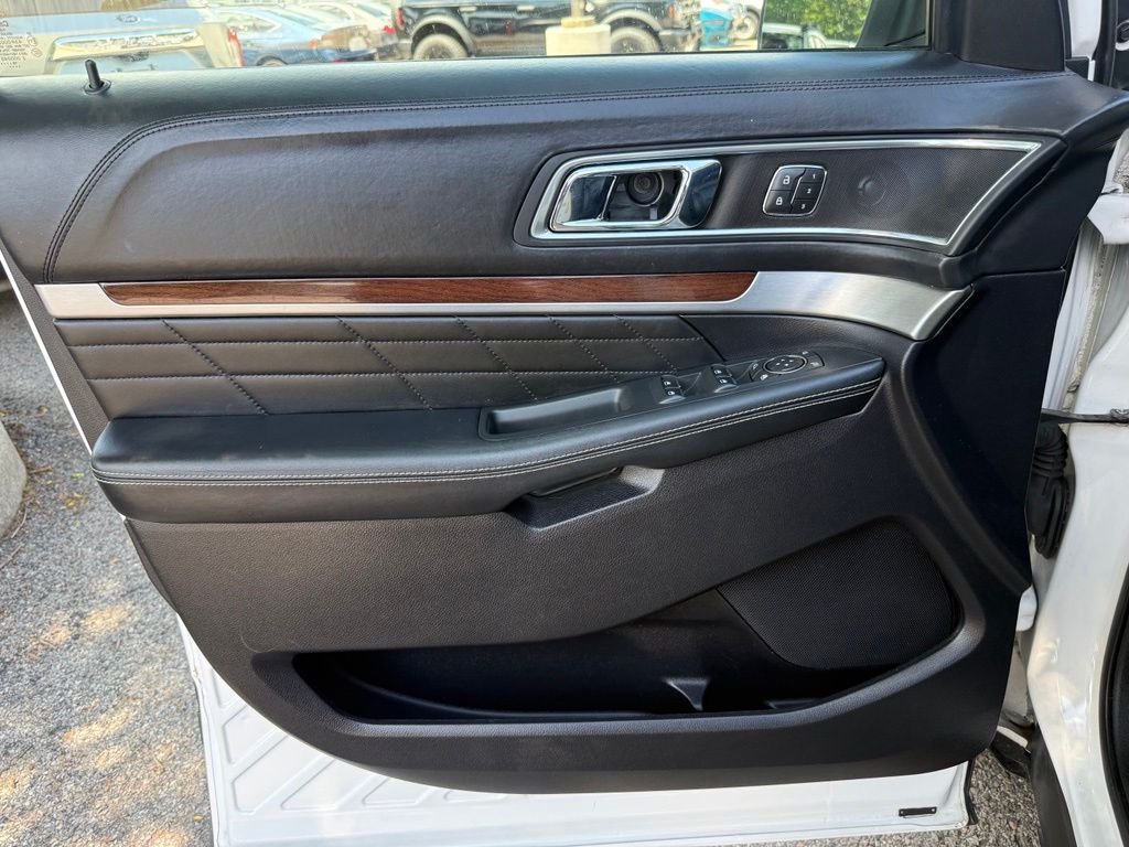 Used 2019 White Platinum Clearcoat Metallic Ford Platinum image 26