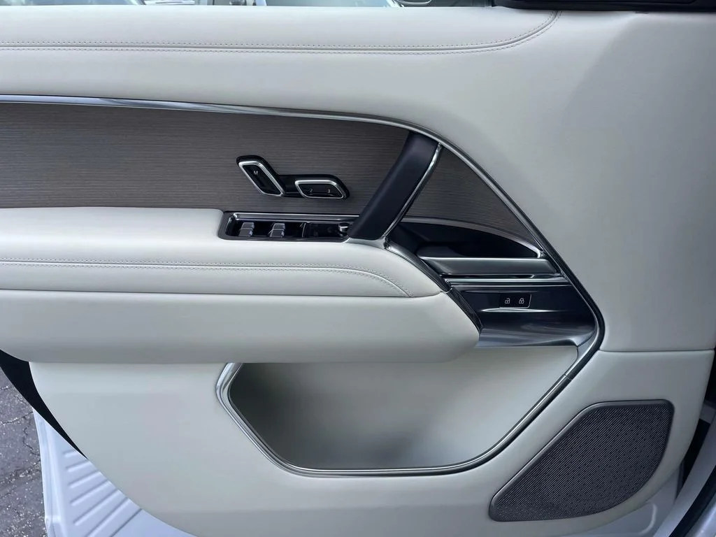 New 2026 Ostuni Pearl White Land Rover Autobiography image 35