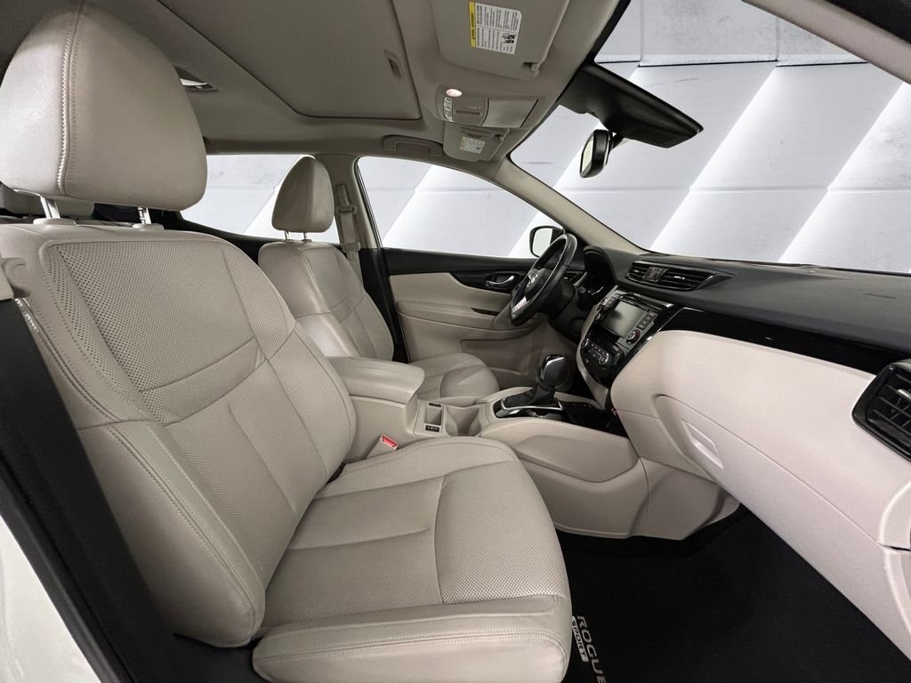 Used 2021 White Nissan SL image 13
