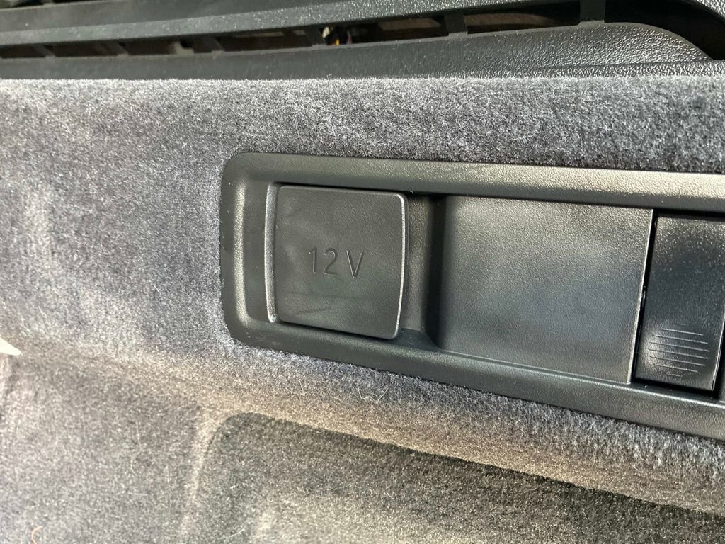 Used 2021 White BMW xDrive40i image 14