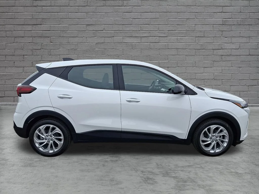 New 2027 Summit White Chevrolet LT image 8