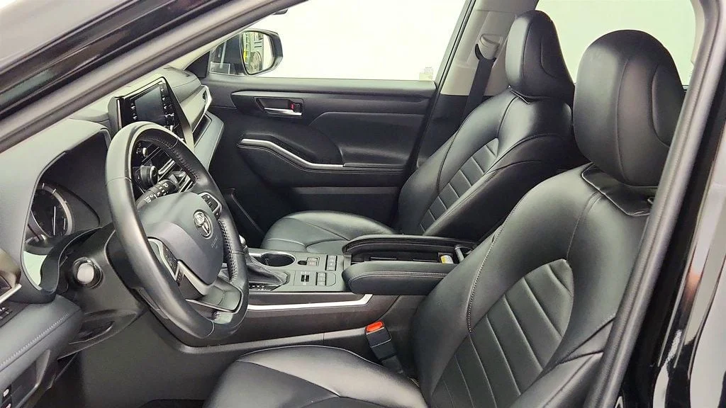 Used 2022 Midnight Black Metallic Toyota XLE AWD image 20