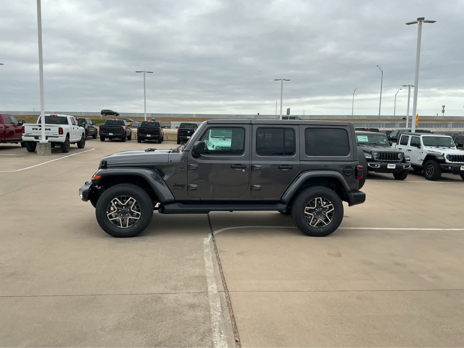 New 2026 Granite Crystal Metallic Clear-Coat Exterior Paint Jeep Sahara image 9