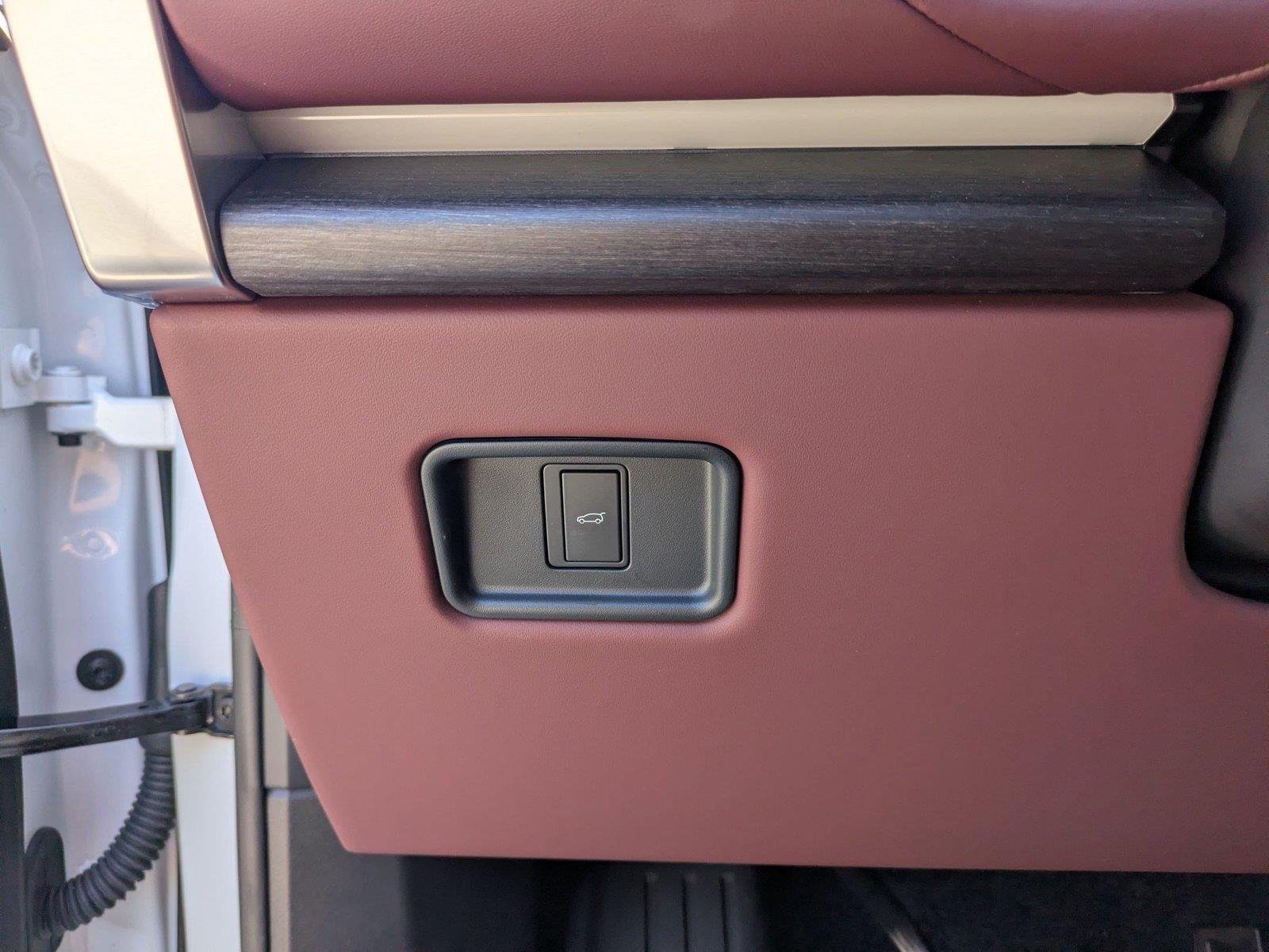 New 2026 Fuji White Land Rover SE image 16