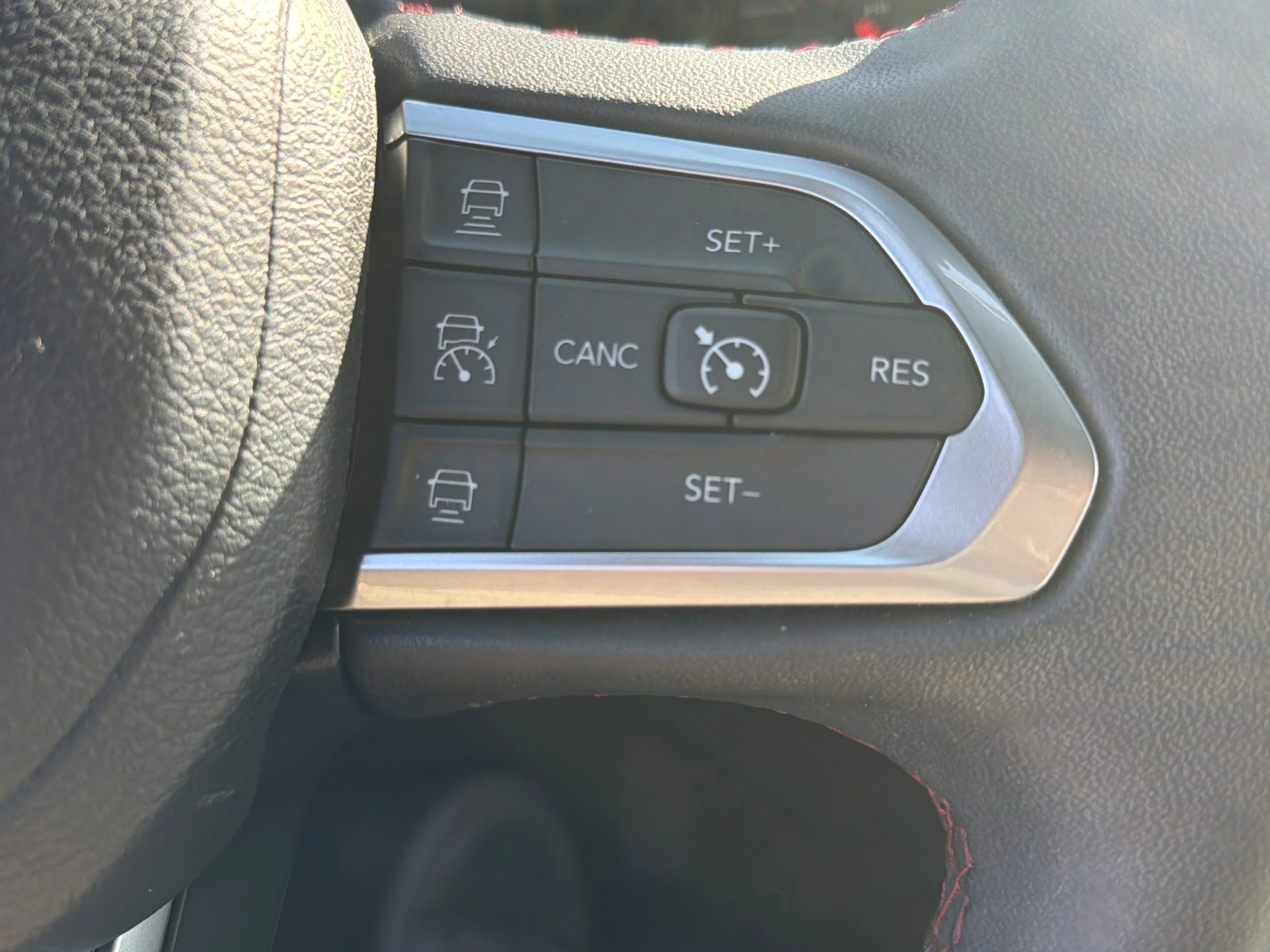 Used 2023 Billet Silver Metallic Clearcoat Jeep Trailhawk image 28
