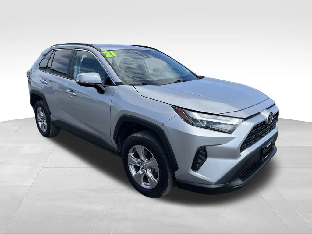 Used 2022 Silver Toyota XLE image 3