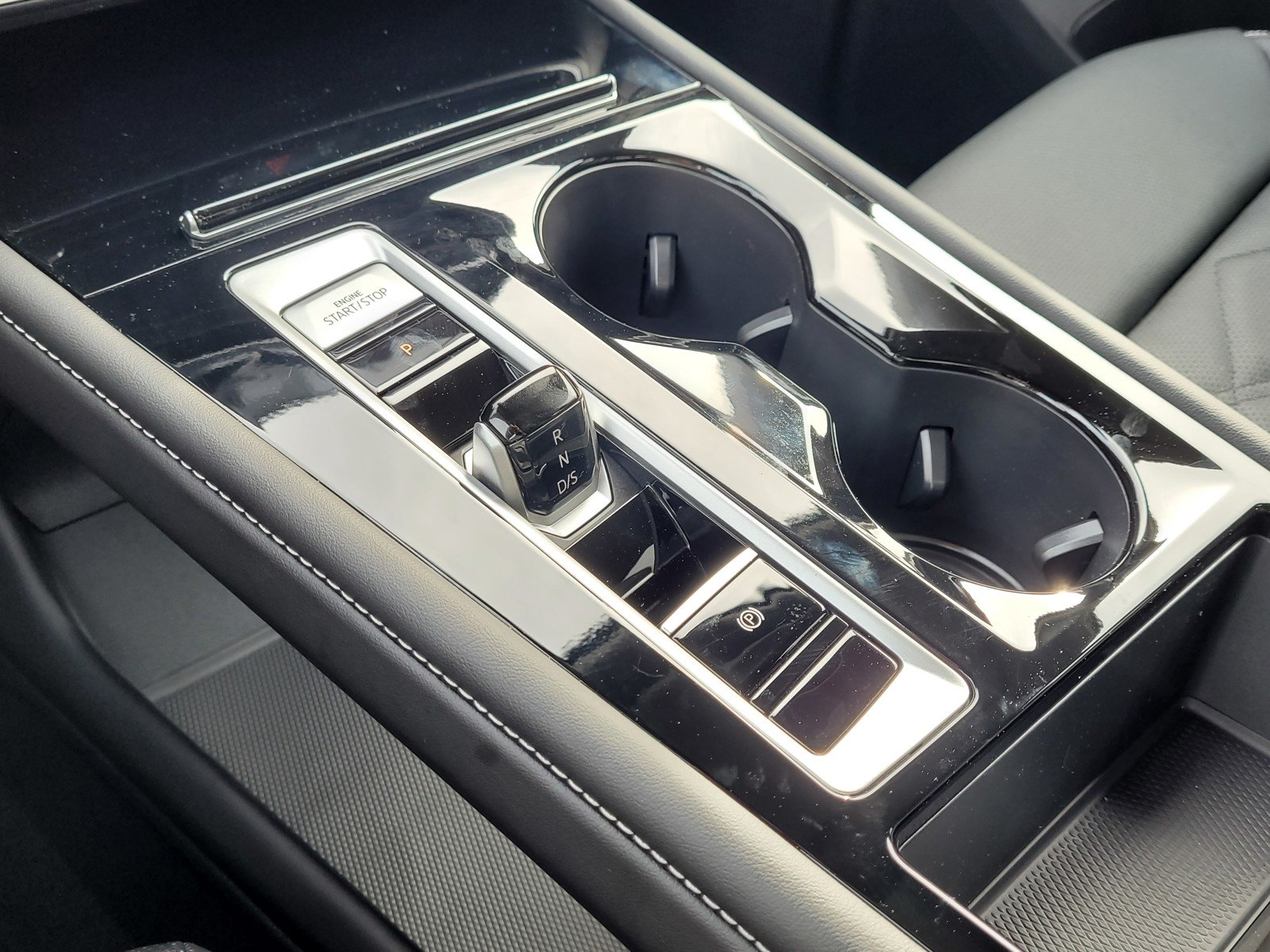 2025 Volkswagen Atlas SE w/Tech - Photo 12