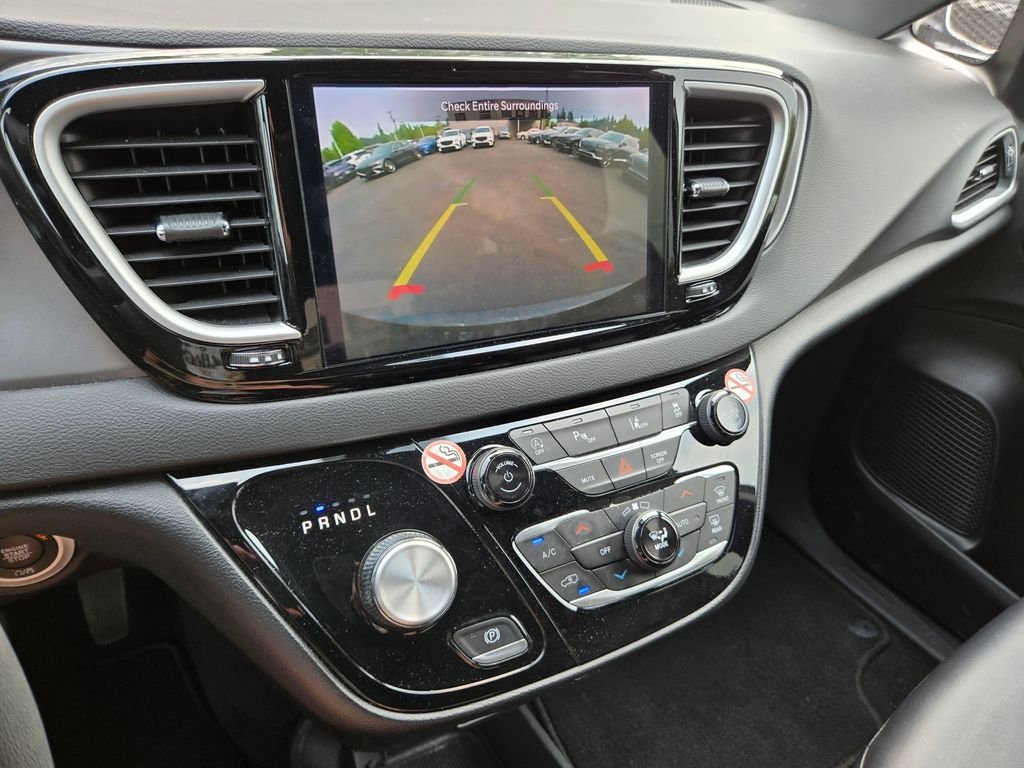 Used 2025 Diamond Black Crystal Pearlcoat Chrysler Select image 27