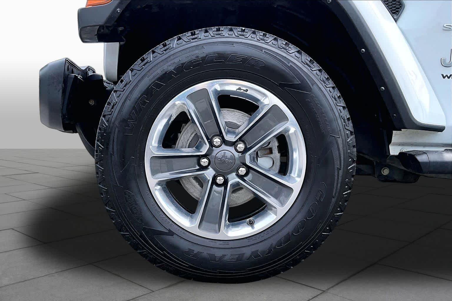 Used 2022 Bright White Clearcoat Jeep Unlimited Sahara image 10