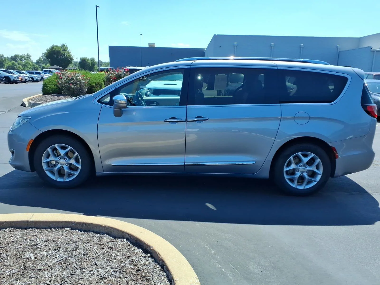 Used 2019 Billet Silver Metallic Clearcoat Chrysler Limited image 5