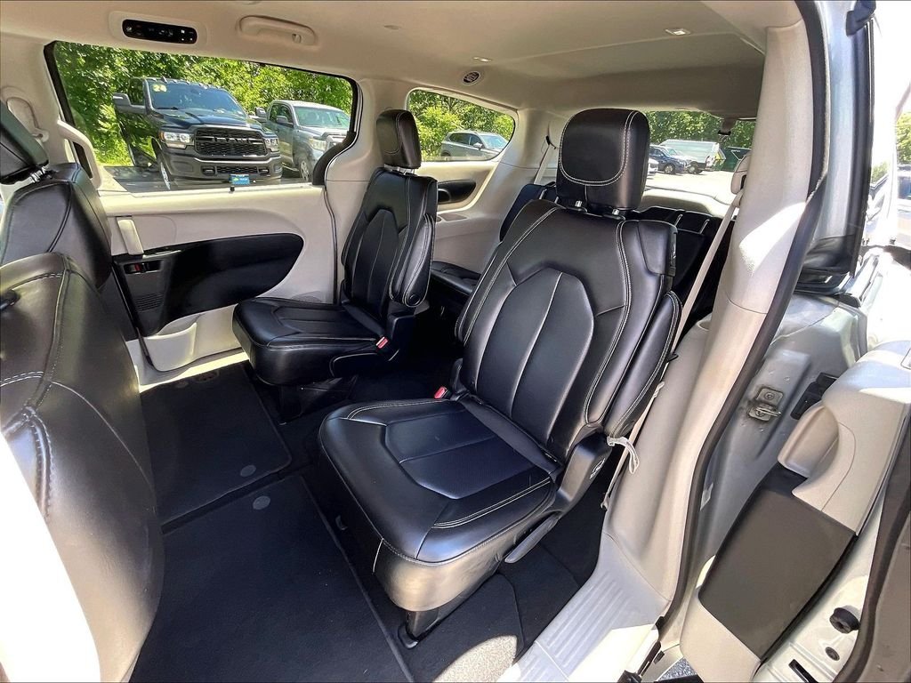 Used 2023 Silver Mist Clearcoat Chrysler Touring L image 14