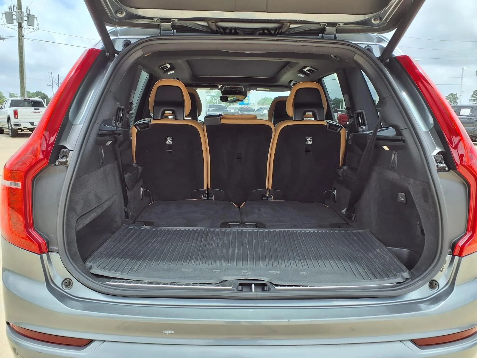 Used 2018 Gray Volvo T6 Momentum image 8