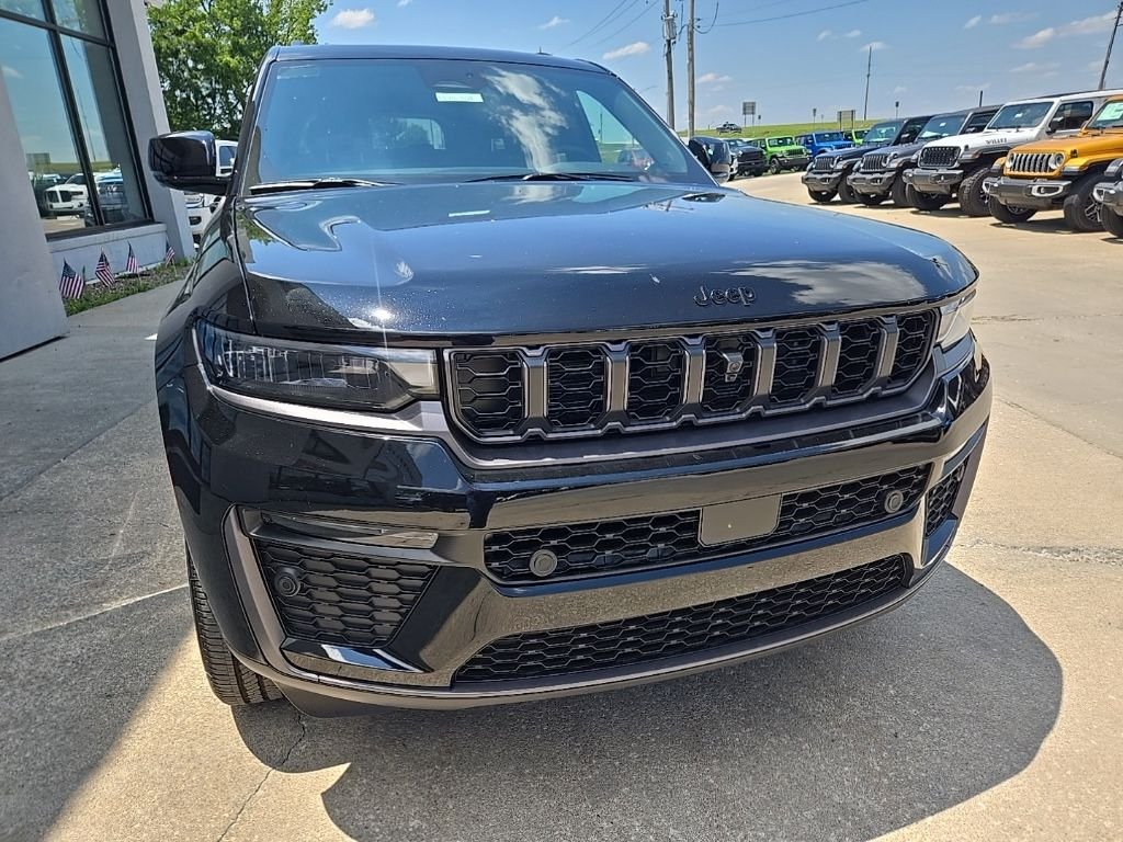 New 2026 Diamond Black Crystal Pearl-Coat Exterior Paint Jeep  image 16